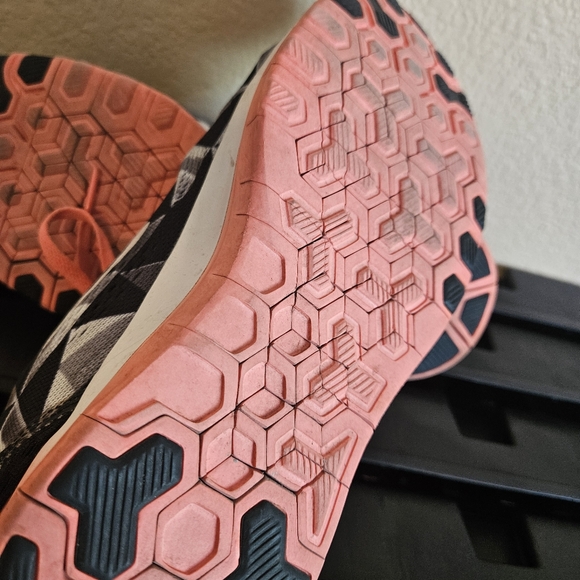 Nike Free TR Black Pink Sneakers size 8.5 U-2442 - Picture 13 of 14